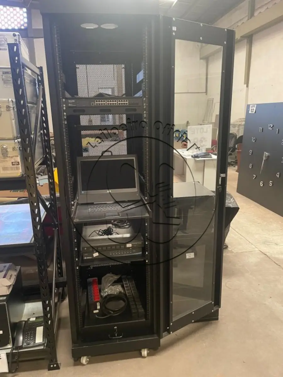 LOTE 038 - Rack para servidor - Grande e um Rack para servidor - Pequeno