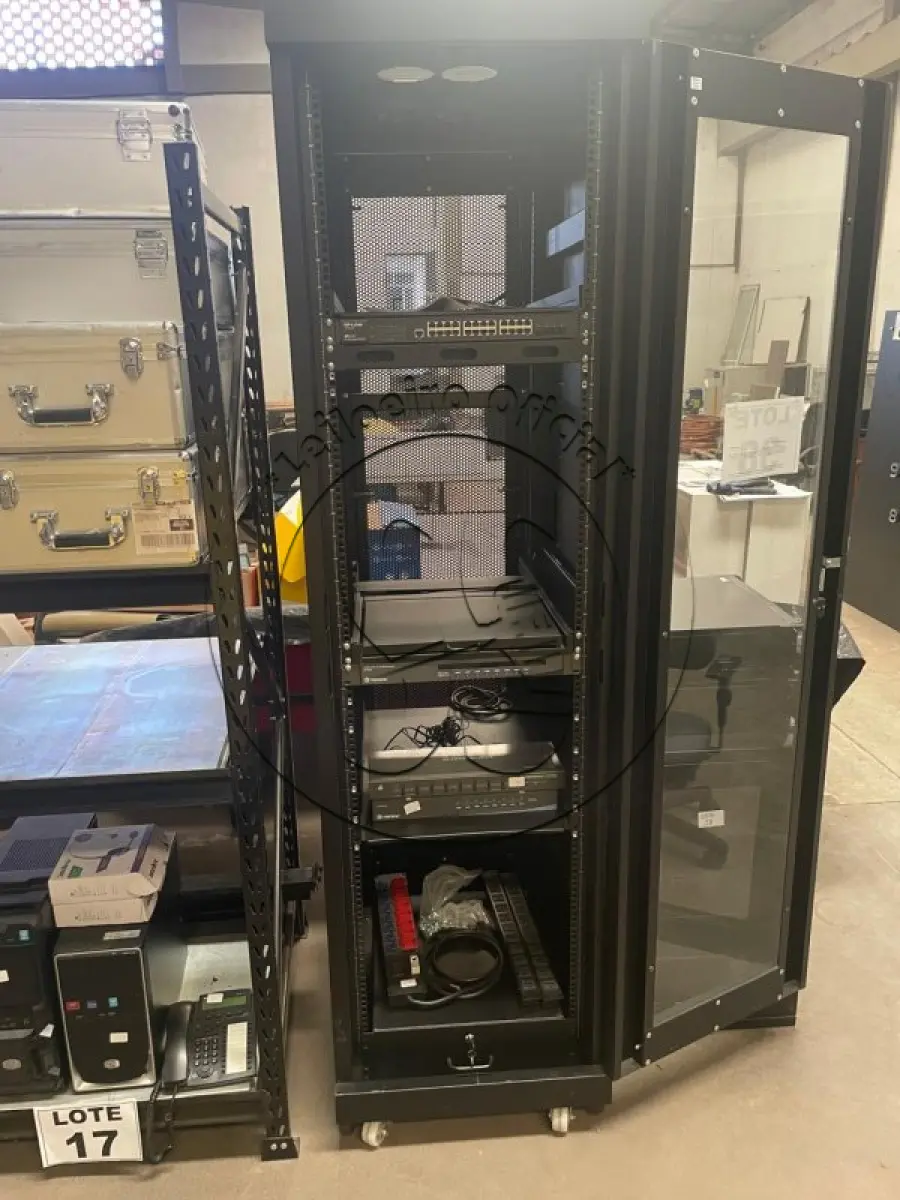 LOTE 038 - Rack para servidor - Grande e um Rack para servidor - Pequeno