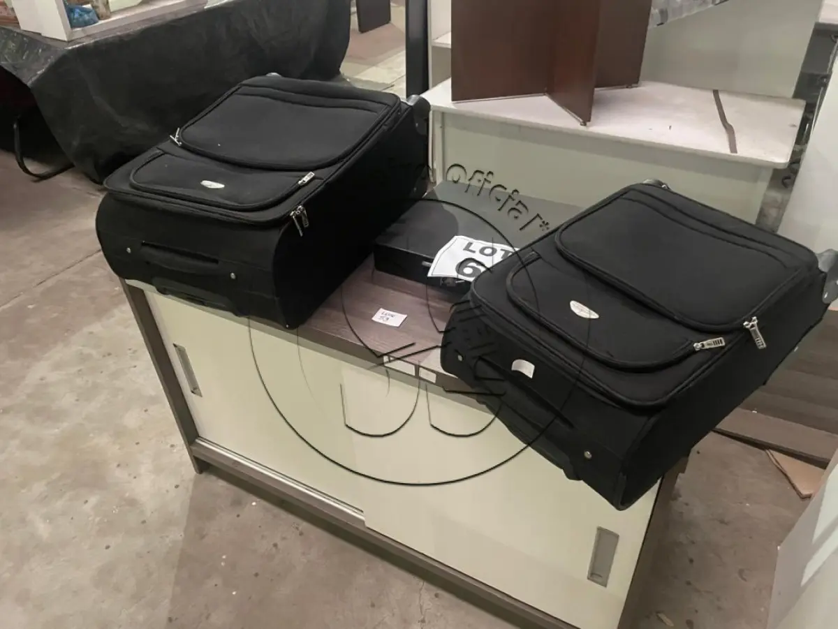 LOTE 064 - 02 Malas de viagem semi rígida e Maleta em alumínio com divisórios