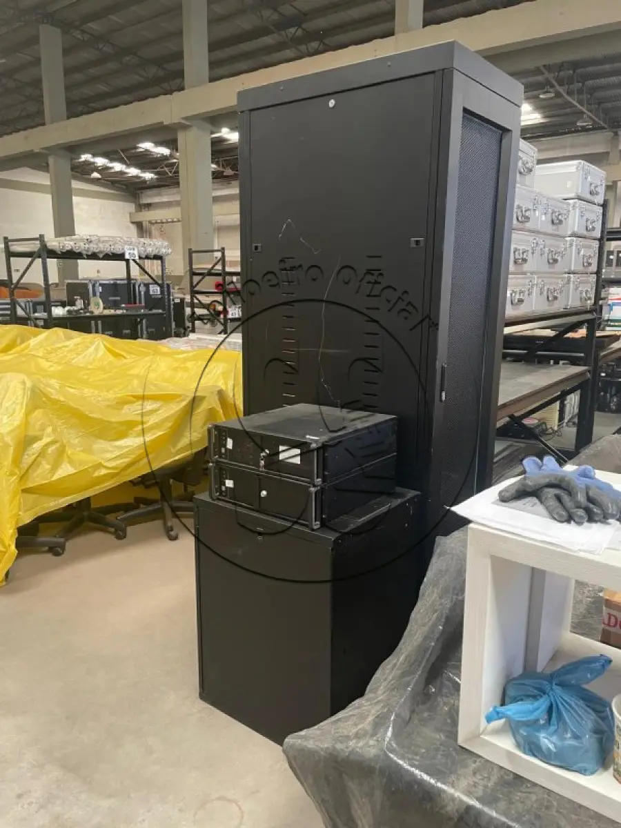 LOTE 038 - Rack para servidor - Grande e um Rack para servidor - Pequeno