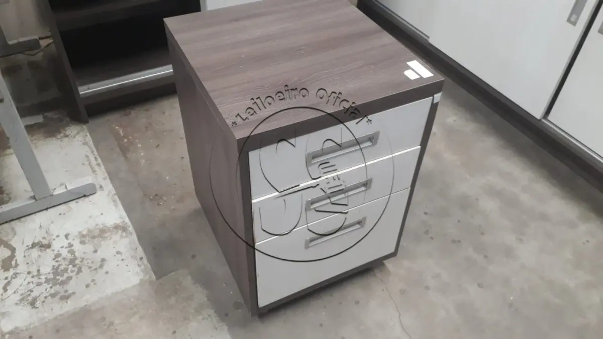 LOTE 060 - Mesa dois lados , Mesa MDF em L, Gaveteiro