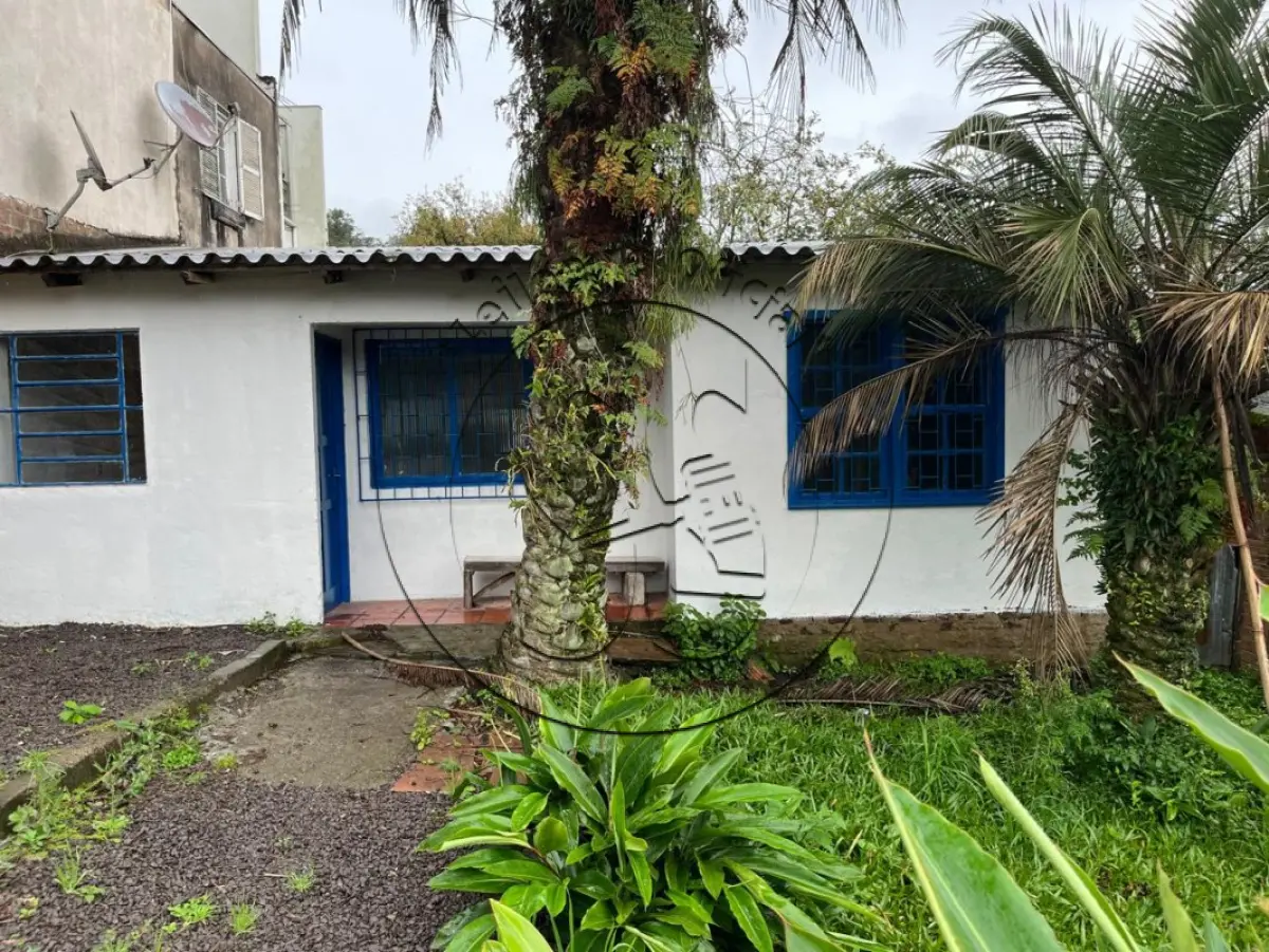 LOTE 002 - Um terreno, edificado um prédio de alvenaria, nº 149 da Rua Irmão Pedro