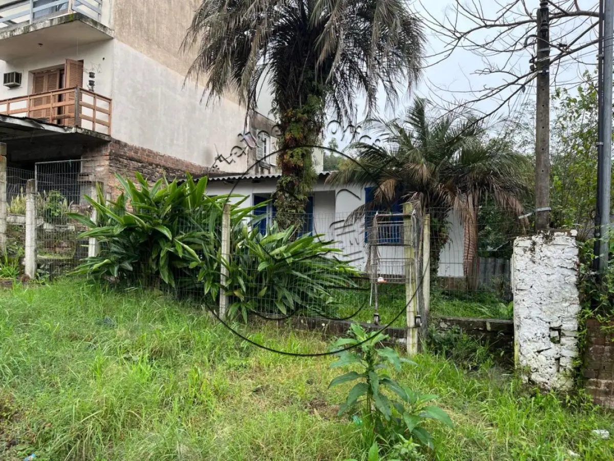 LOTE 002 - Um terreno, edificado um prédio de alvenaria, nº 149 da Rua Irmão Pedro