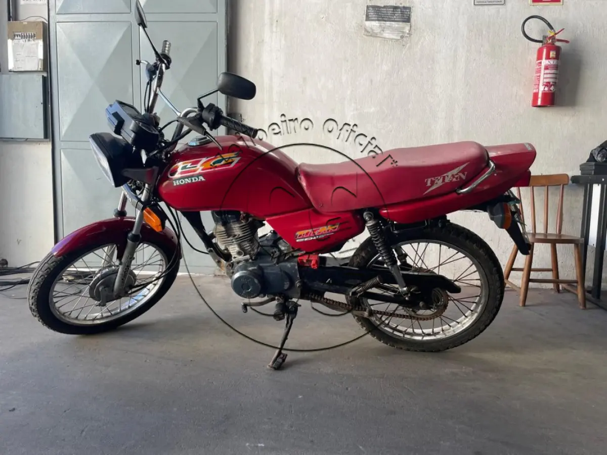 LOTE 039 - Motocicleta HONDA/CG 125 TITAN, ano/modelo: 1999/1999, placa: JYW7154