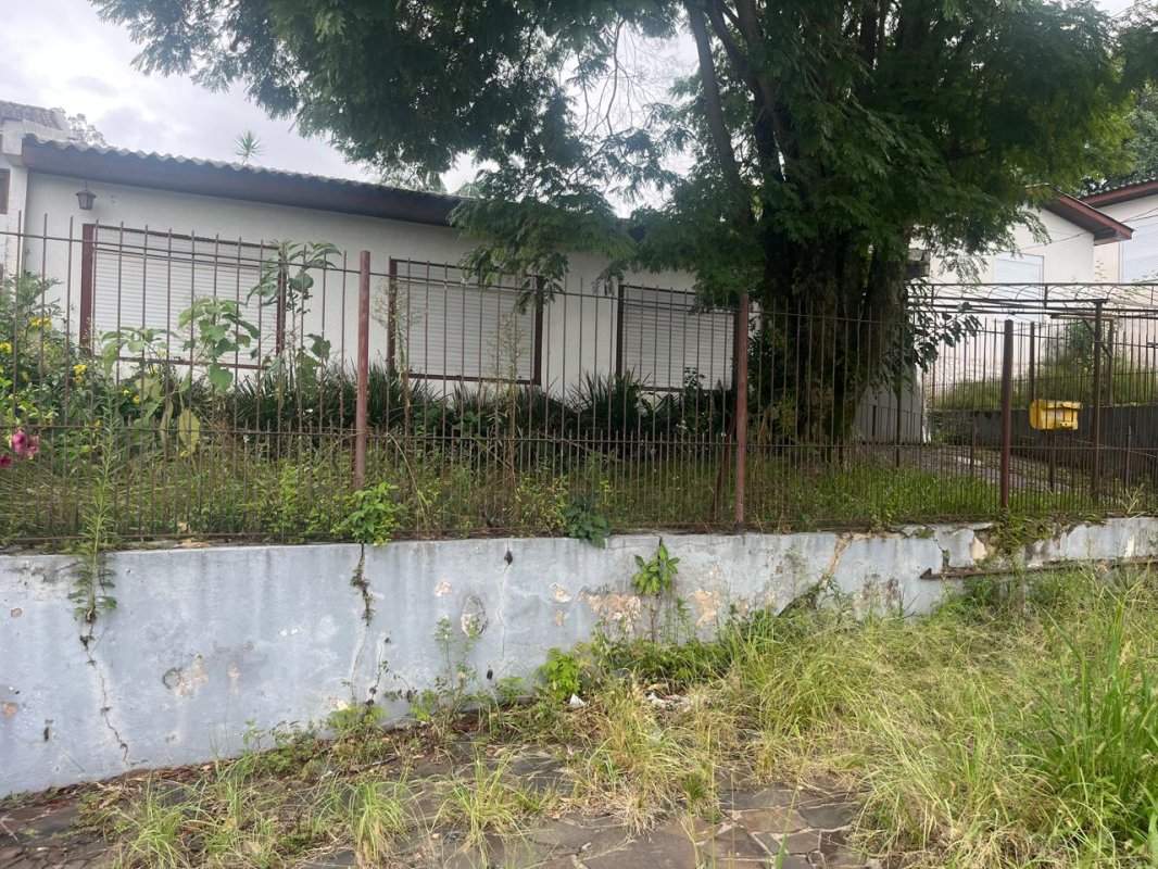 Direitos E Ações Sobre O Imóvel: Prédio Em Alvenaria, Na Rua Argentina, Nº 72, E O Respectivo Terreno, localizado em Santa Cruz Do Sul - RS