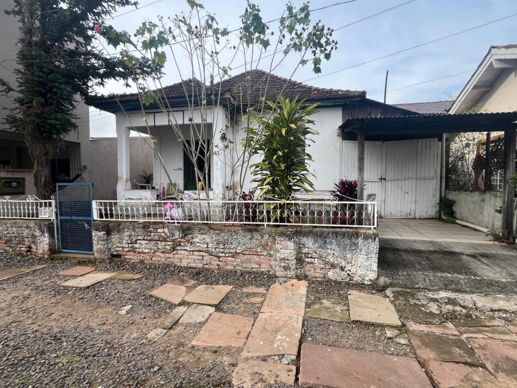 LOTE 006 - Terreno com 360,00m², uma casa de alvenaria, na Rua 25 de Agosto, em Candelária/RS