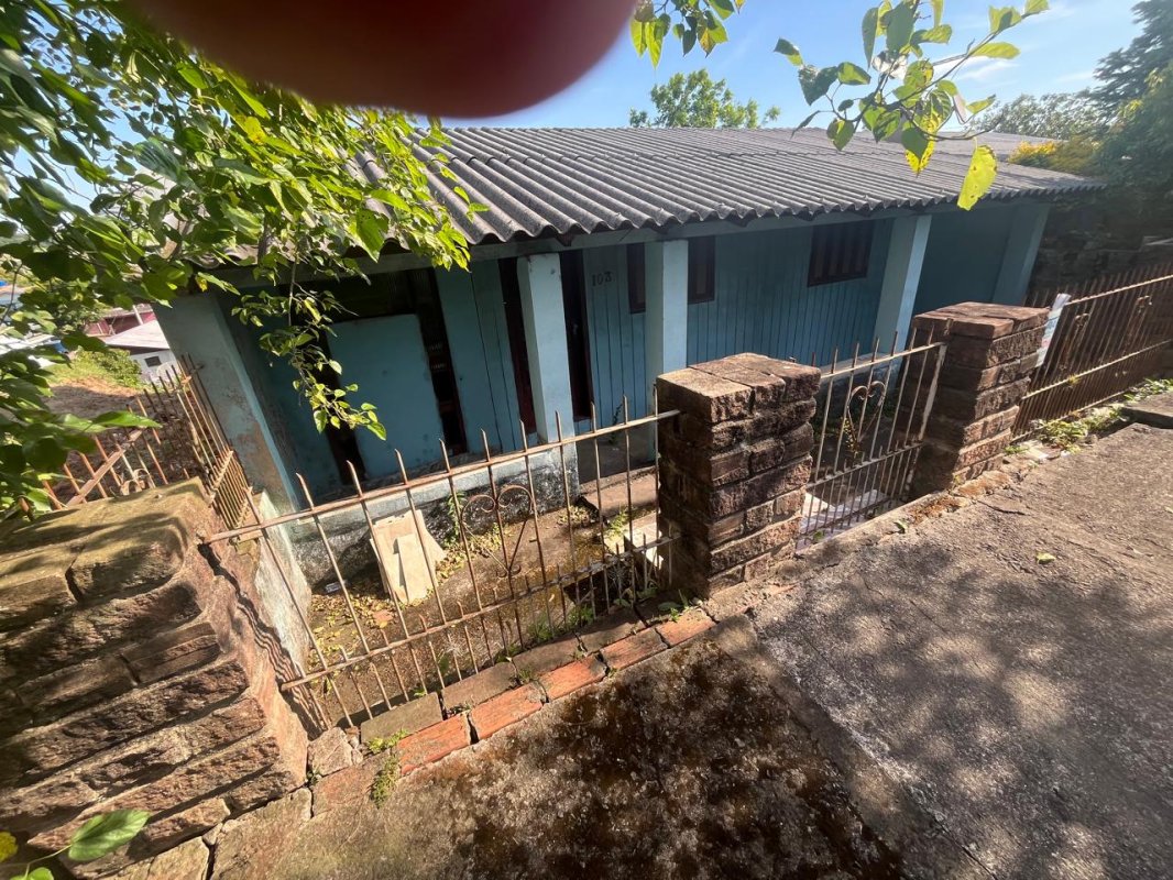 Prédio Residencial À Rua Portela, Nº 103, Santa Cruz Do Sul/rs, E O Respectivo Terreno Com 300m², localizado em Santa Cruz Do Sul - RS