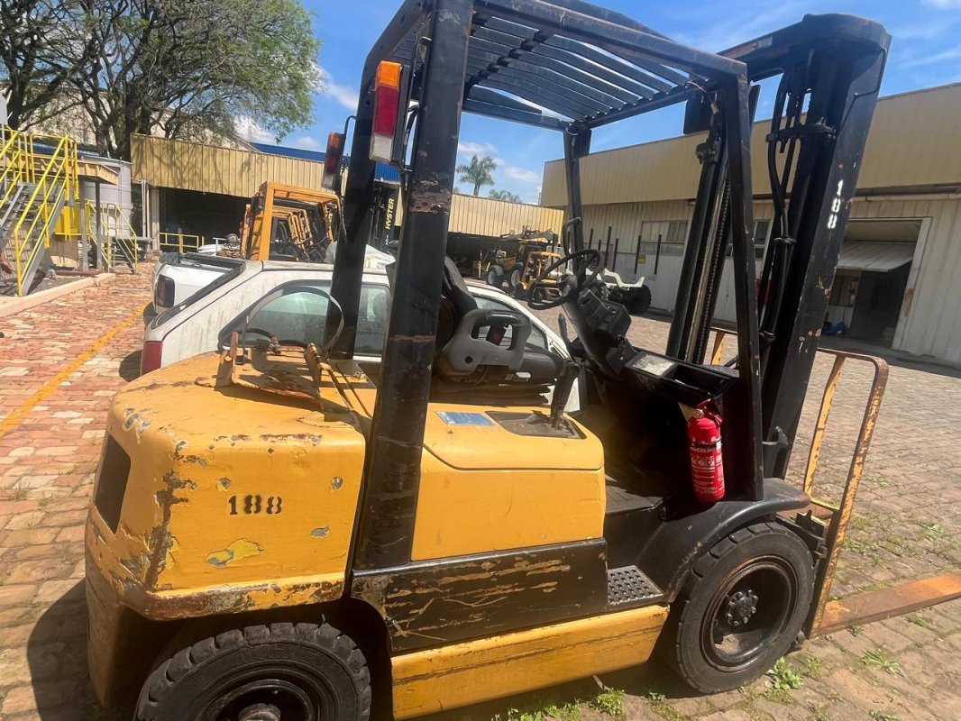 LOTE 016 - Empilhadeira marca YALE, modelo GTP 050 RL