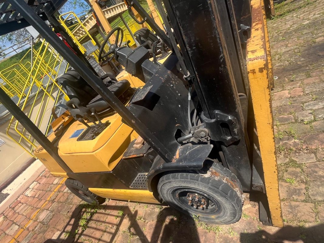 LOTE 018 - Empilhadeira marca YALE, modelo GTP 050 RL