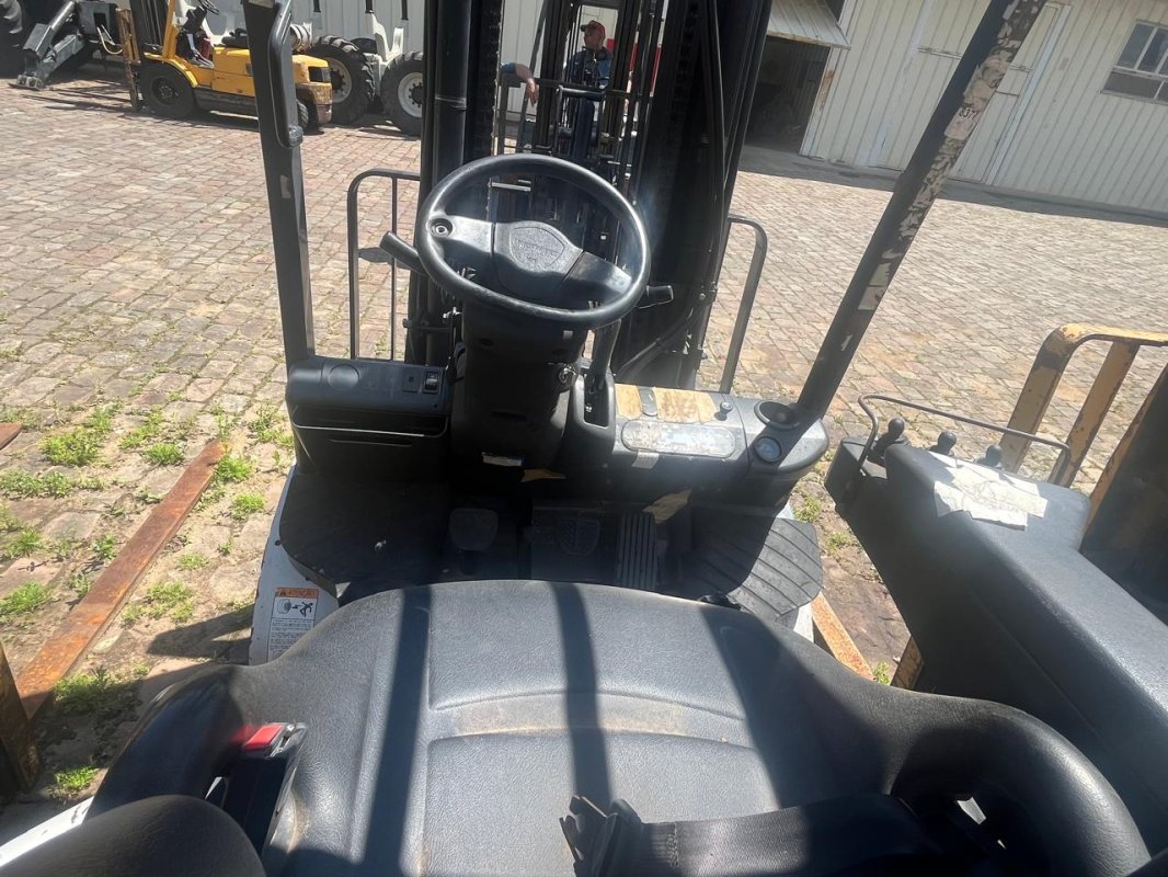 LOTE 011 - Empilhadeira marca TCM, modelo FHG30T3
