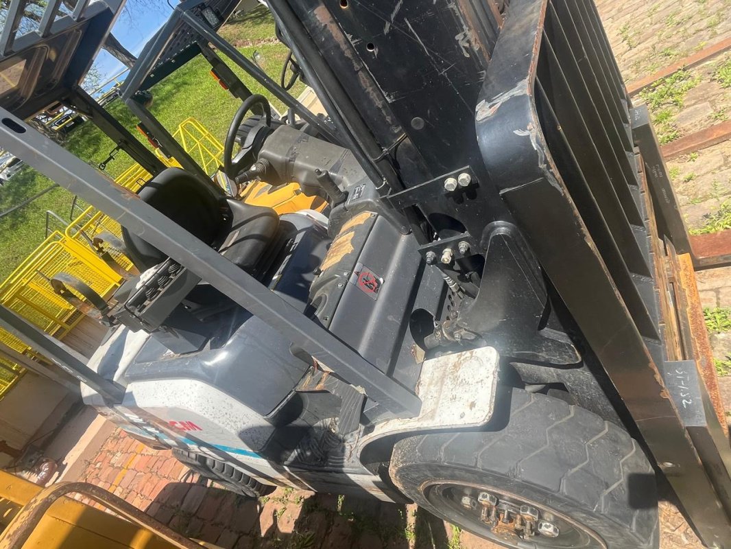 LOTE 011 - Empilhadeira marca TCM, modelo FHG30T3