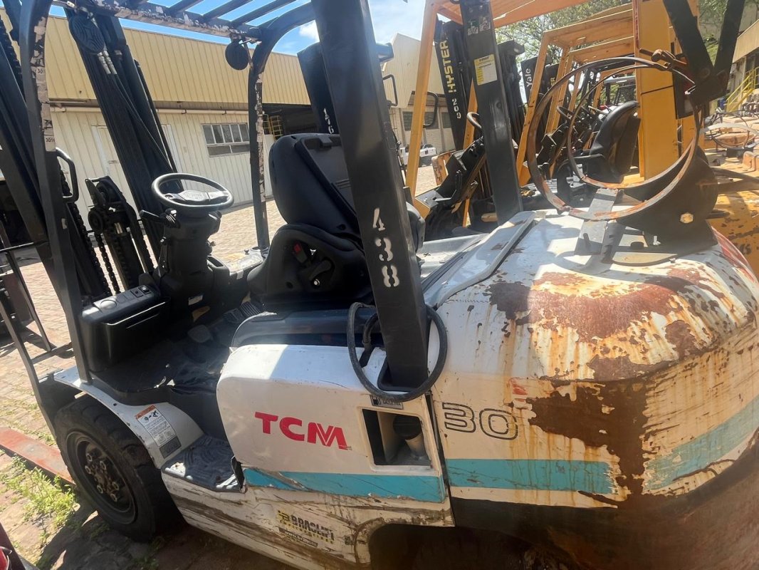 LOTE 011 - Empilhadeira marca TCM, modelo FHG30T3