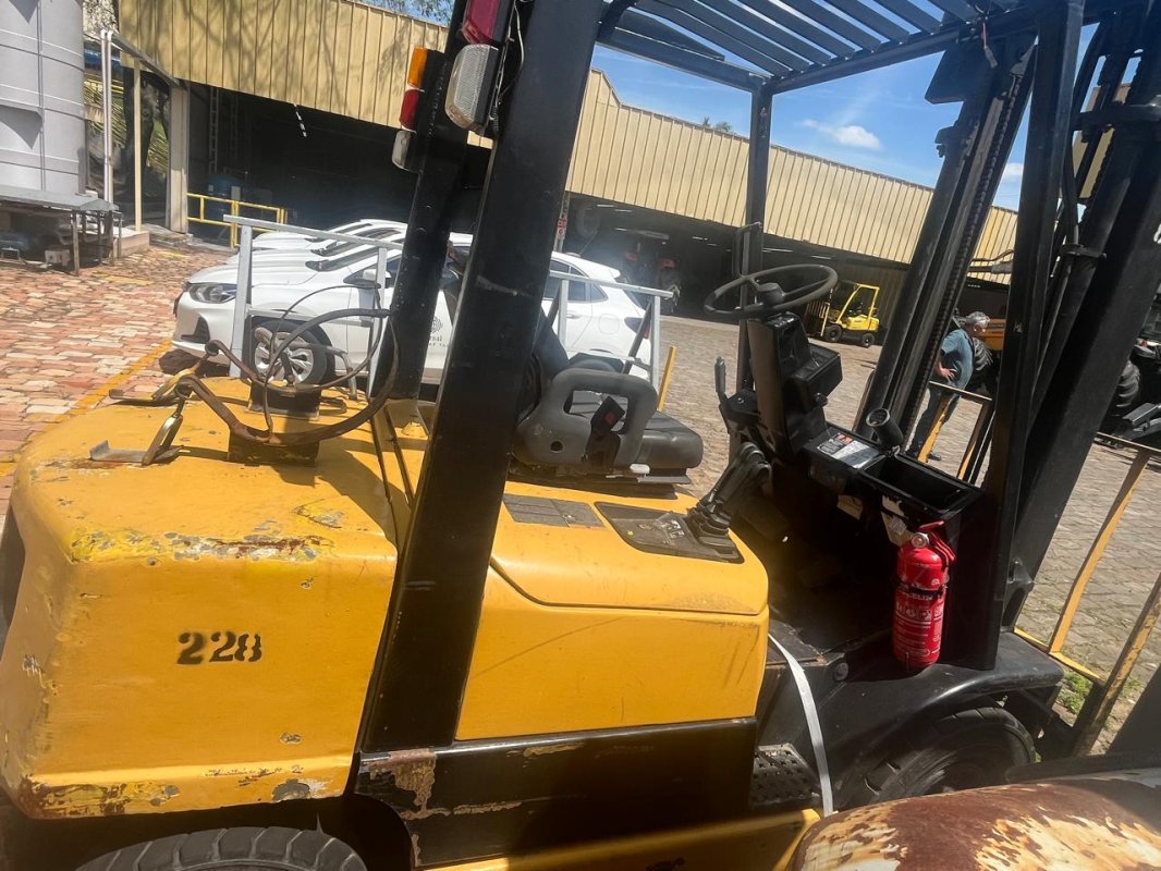 LOTE 015 - Empilhadeira marca YALE, modelo GTP 050 RL