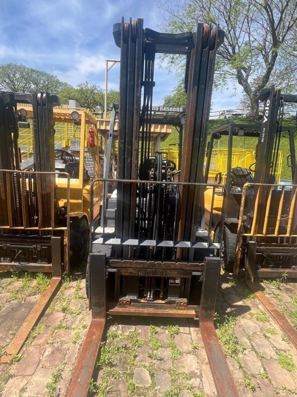 LOTE 011 - Empilhadeira marca TCM, modelo FHG30T3